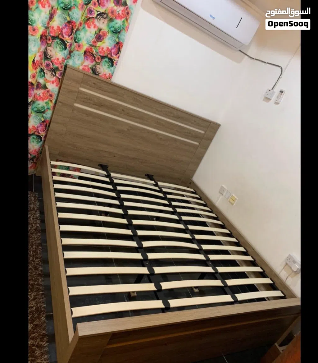 سرير مقاس 200×180 من صفات هوم بحاله ممتازة جدا مثل الجديد بدون مرتبه