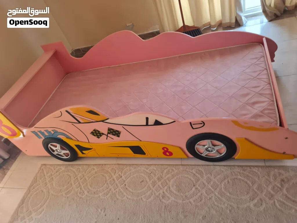 سرير اطفال للبنات وتسريحه بحاله ممتازه جدا وتسريحه ....