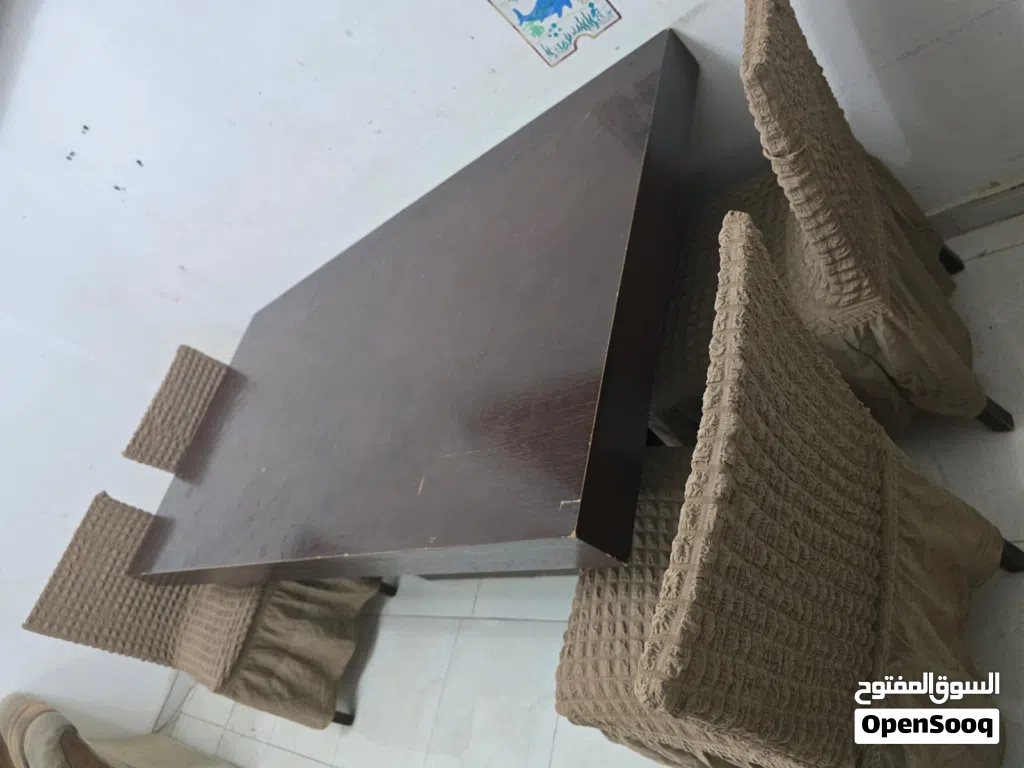 طاولة طعام بحالة جيدة تفك وتركب إلى قطعتين خشب تقيل