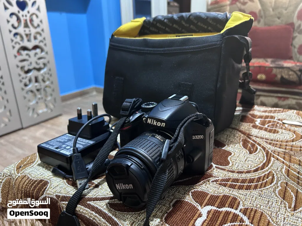 كالميرا نيكون D3200 - بكامل اغراضها وأكسسواراتها - بحالة الجديدة تماما