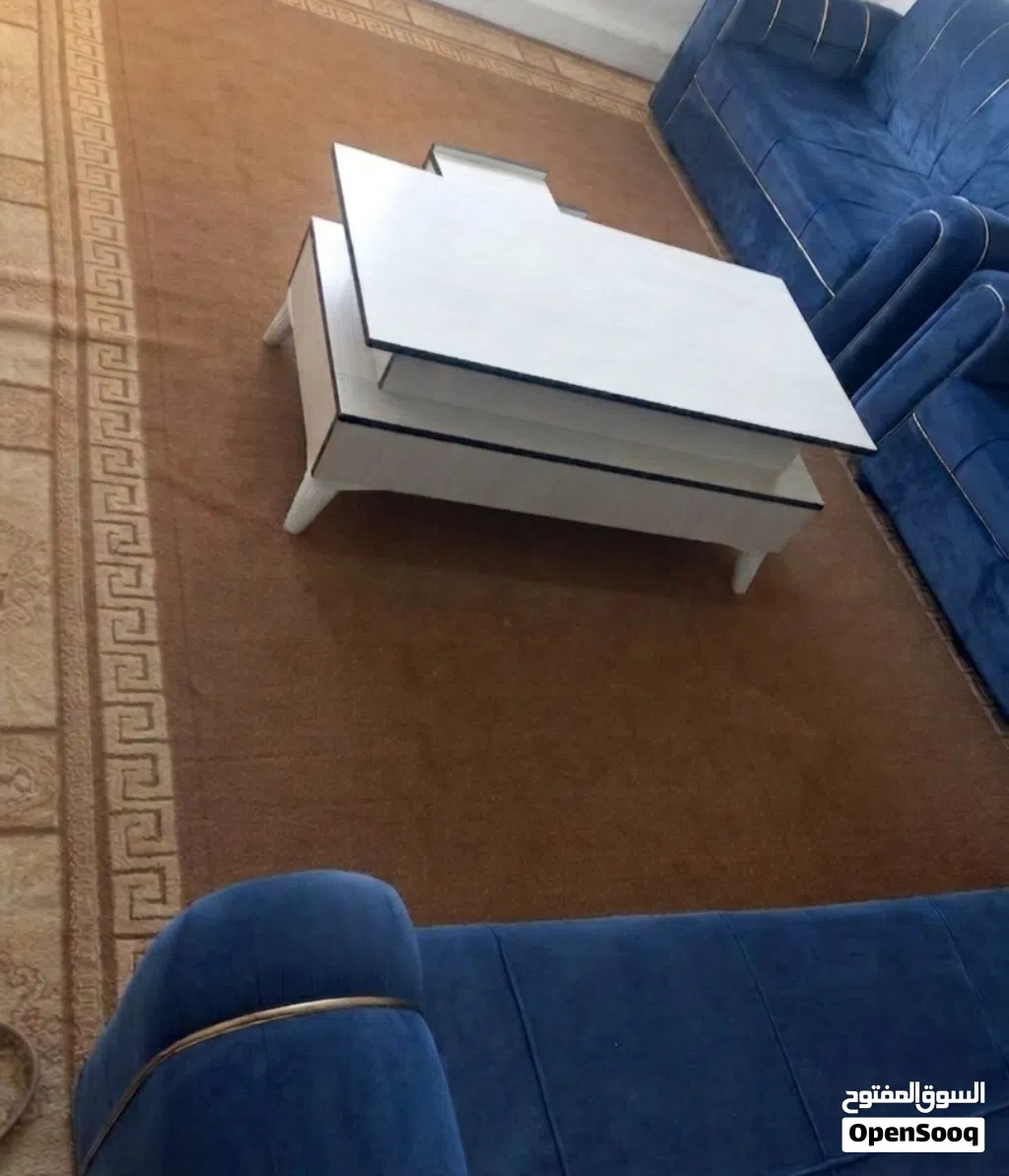 اثاث غرفة ضيوف،طقم كنب طقم طاولات وسجاد وبرادي زيبرا . ب130دينار
