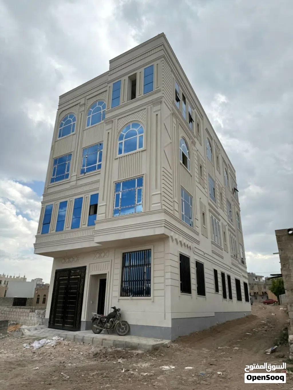 المنيوم الرياده لجميع اعمال المنيوم/عدن مدينه الشعب بجانب مدرسه القدس الثنويه