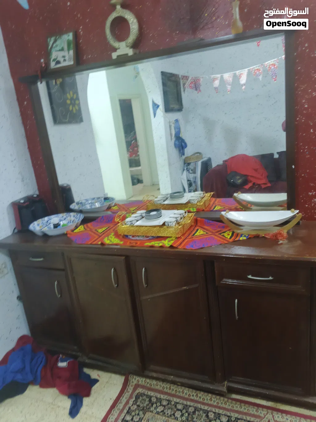 بيرو وطاولة سفر ة وبوفاي