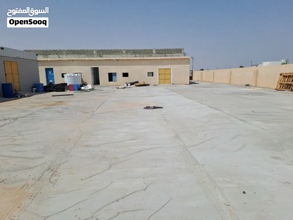 تم تخفيض السعر . خمس محلات وخلفها انشاءات غرف عمال ومكان مخصص لتصنيع السماد السمكي مؤجر بصناعية بدية