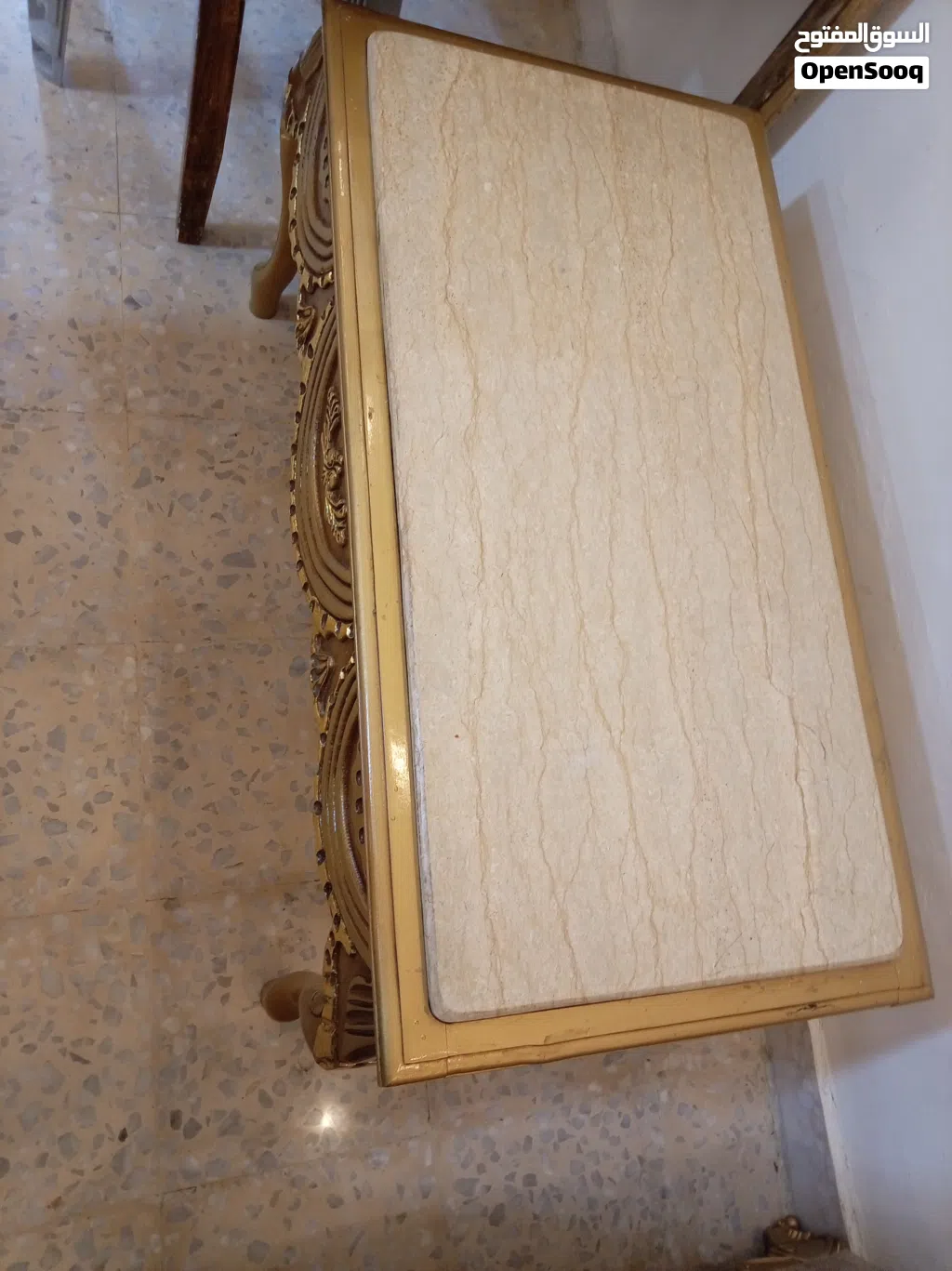 طاولات شبه جداد للبيع تفصيل لون ذهبي للخشب ولون كريمي للسيراميك أفضل نوعية بالسوق