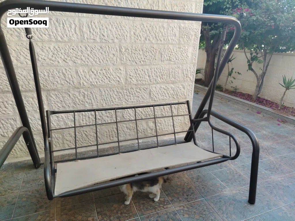 مرجيحة حديد بحالة جيدة جدآ بدون فرش