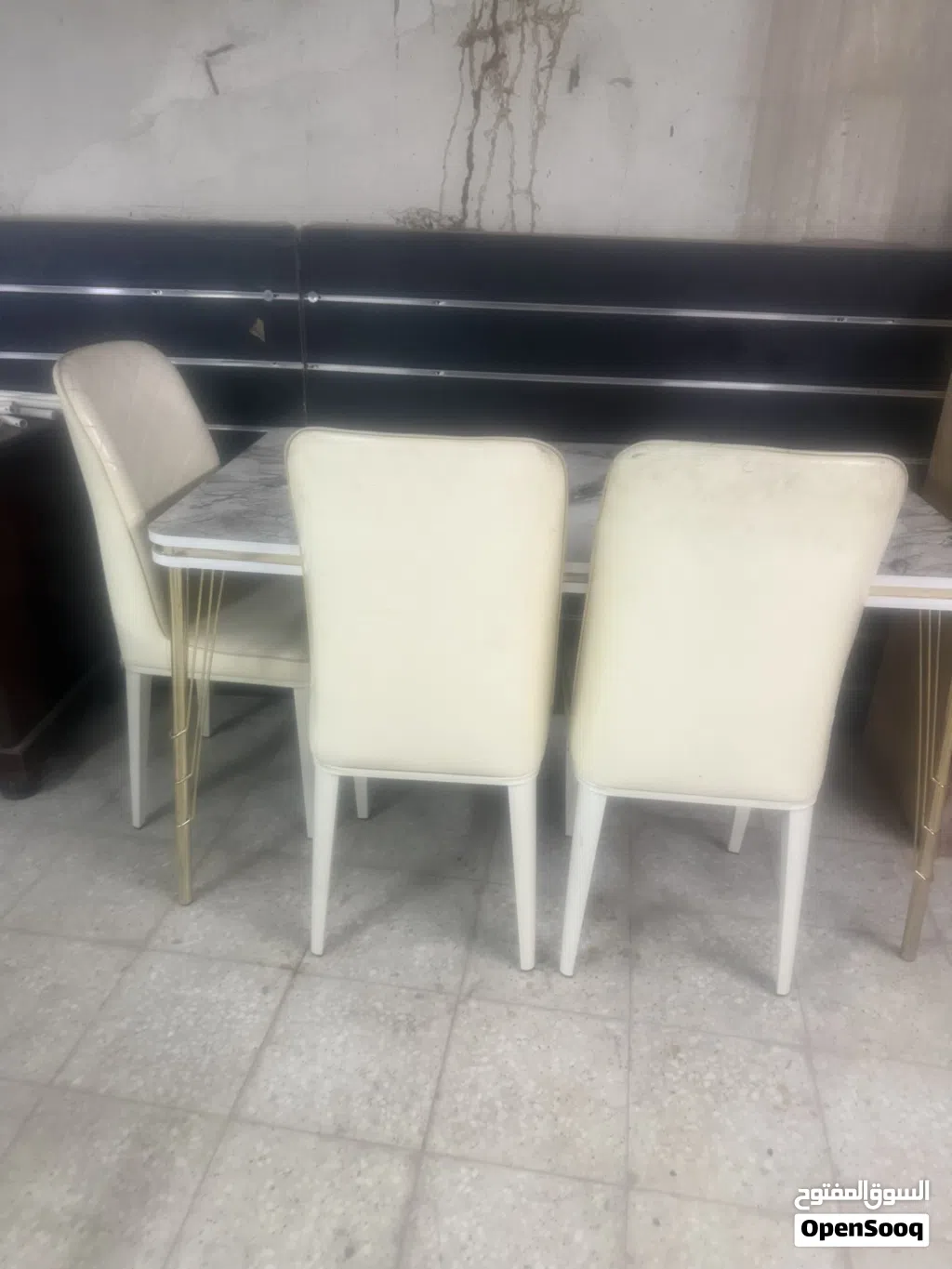 طالو بحاله جيده لا يوجد بها مشاكل ابيض اللون ارجل فضيى