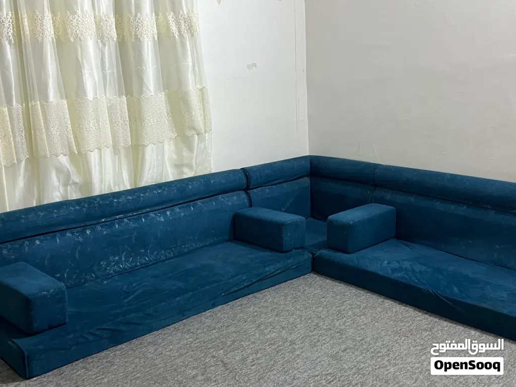 جلسه اسفنج درجة ممتازه خامه ممتازه تتكون من زاويه واحده مع قطعتين كبار مع أربع مساند 5 متر
