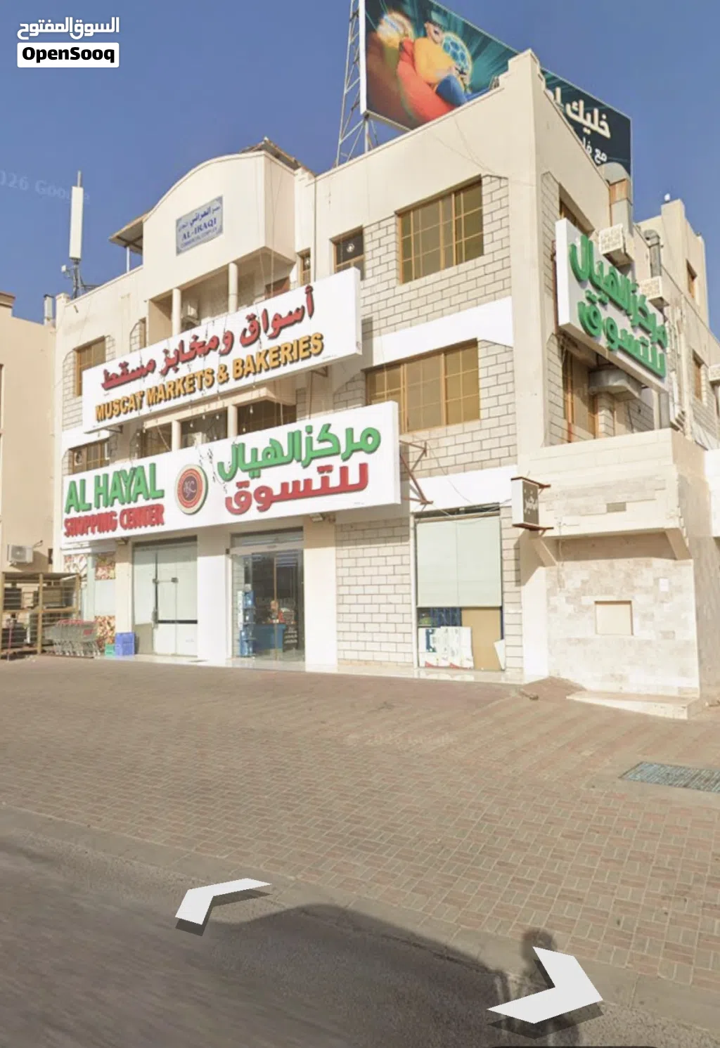 للايجار بولاية عبري وسط المدينة على الشارع العام طابق ميزانين واسع