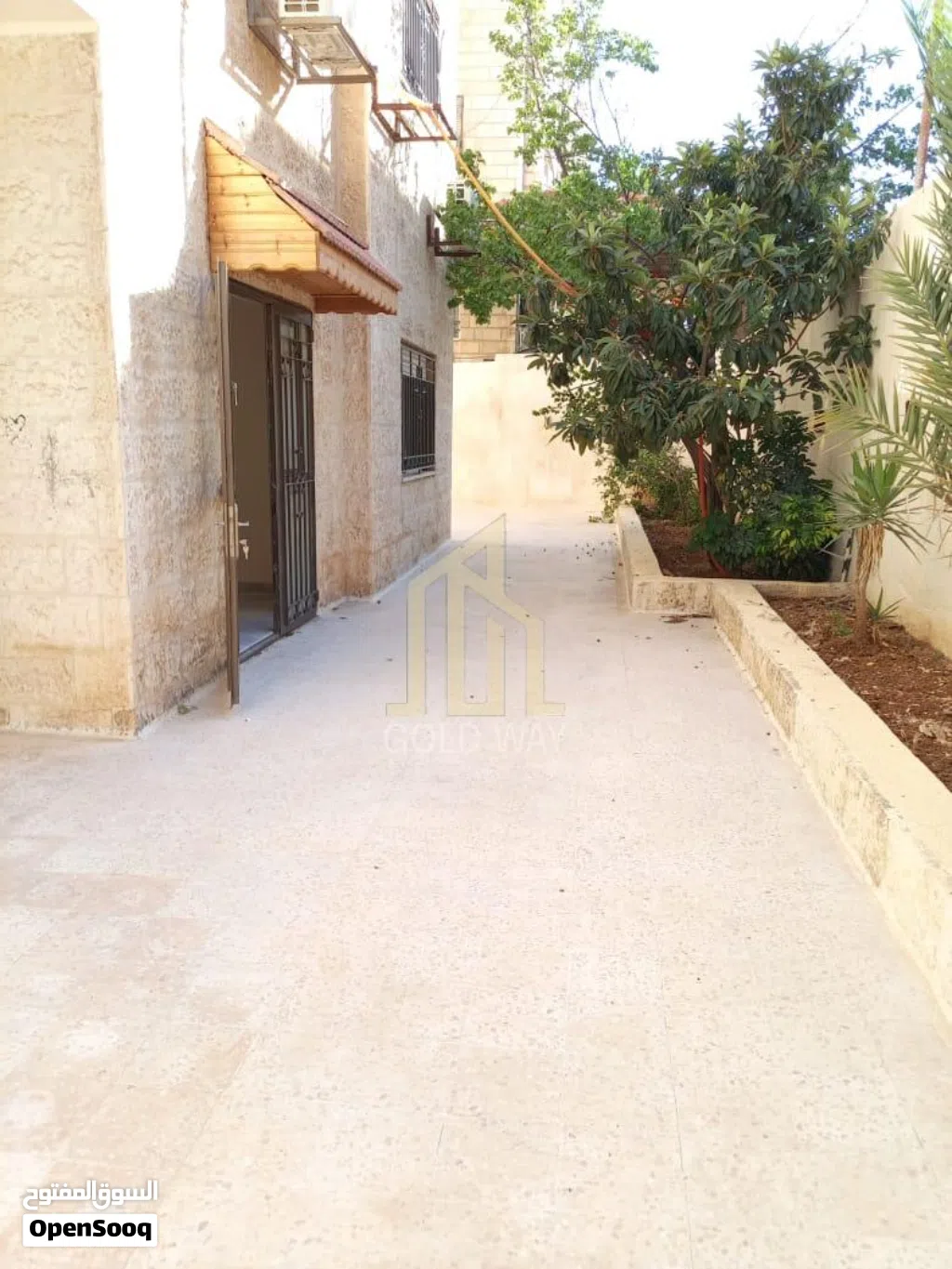 خلف بن العميد في الجاردنز شقة شبه أرضي 166م مجددة بالكامل / ref 1395