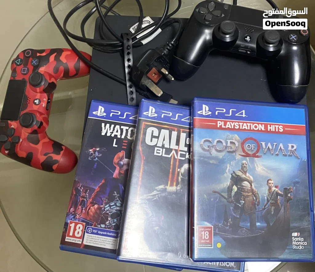 PS4 ما تشتكي من شي في حاله ممتازه مع ثلاث سيديات ب65ريال