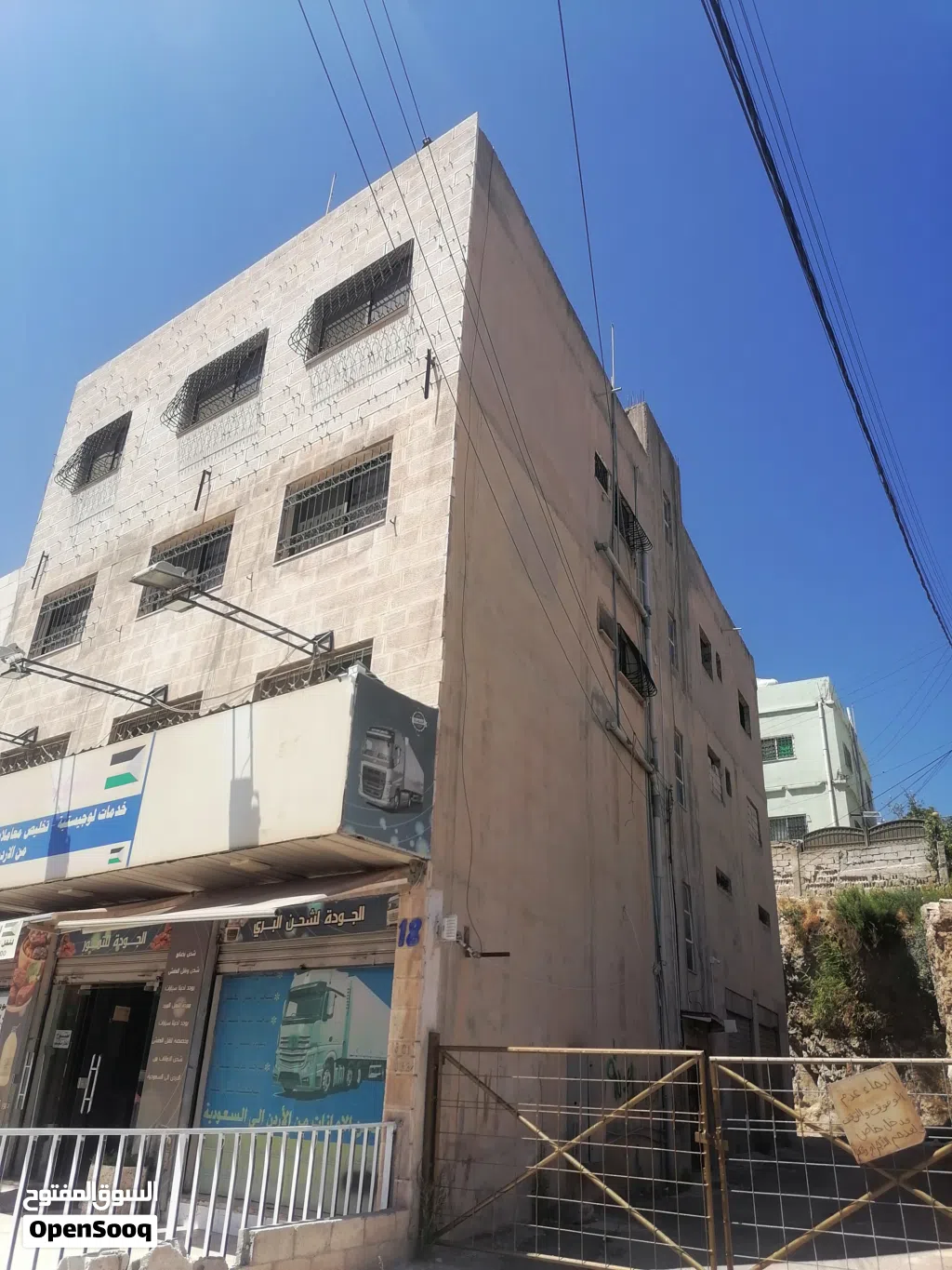 مجمع تجاري مقابل الجمرك