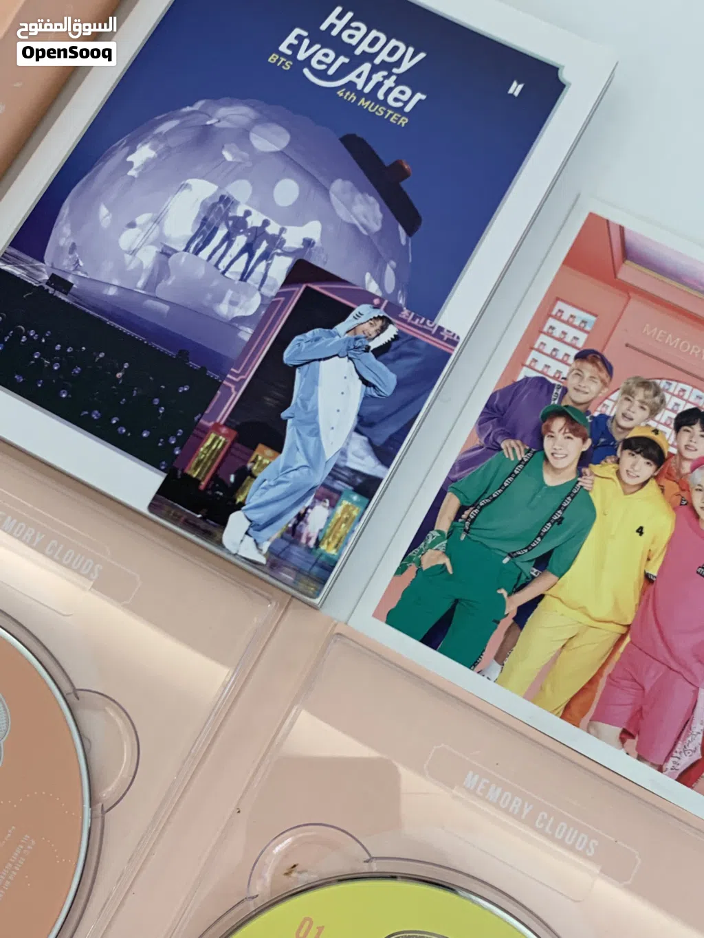 البوم لفرقة BTS مع محتويات الظاهرة في الصورة