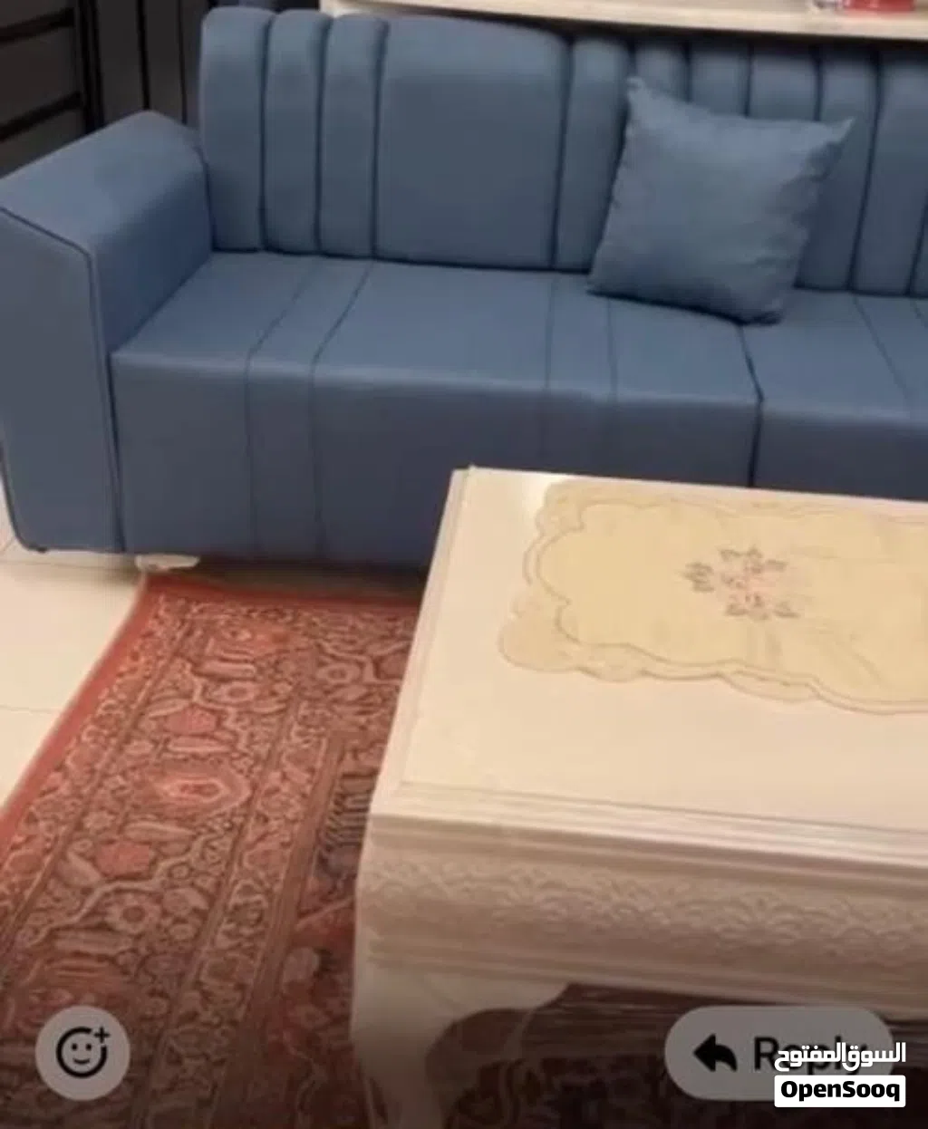 صالون حرف L جديده استعمال بيسط جدا مع طاوله جديده