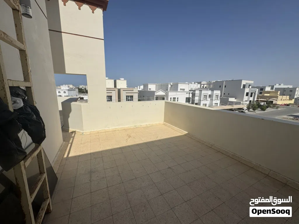 للعوائل شقة للإيجار مع المياه مجانا في السيب سور الـ حديد قريب البحر مع بلكونه ومطبخ تحضيري