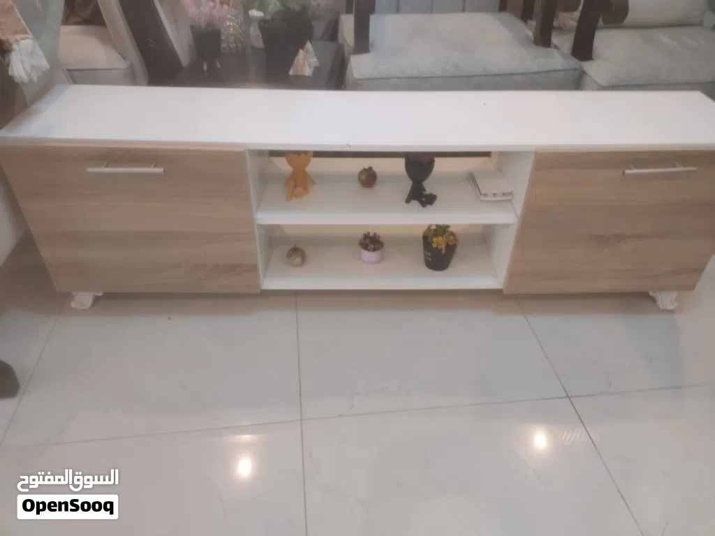 طاوله التلفزيون للبيع من جوه واسعه 10دينار ضاحيه الامير علي