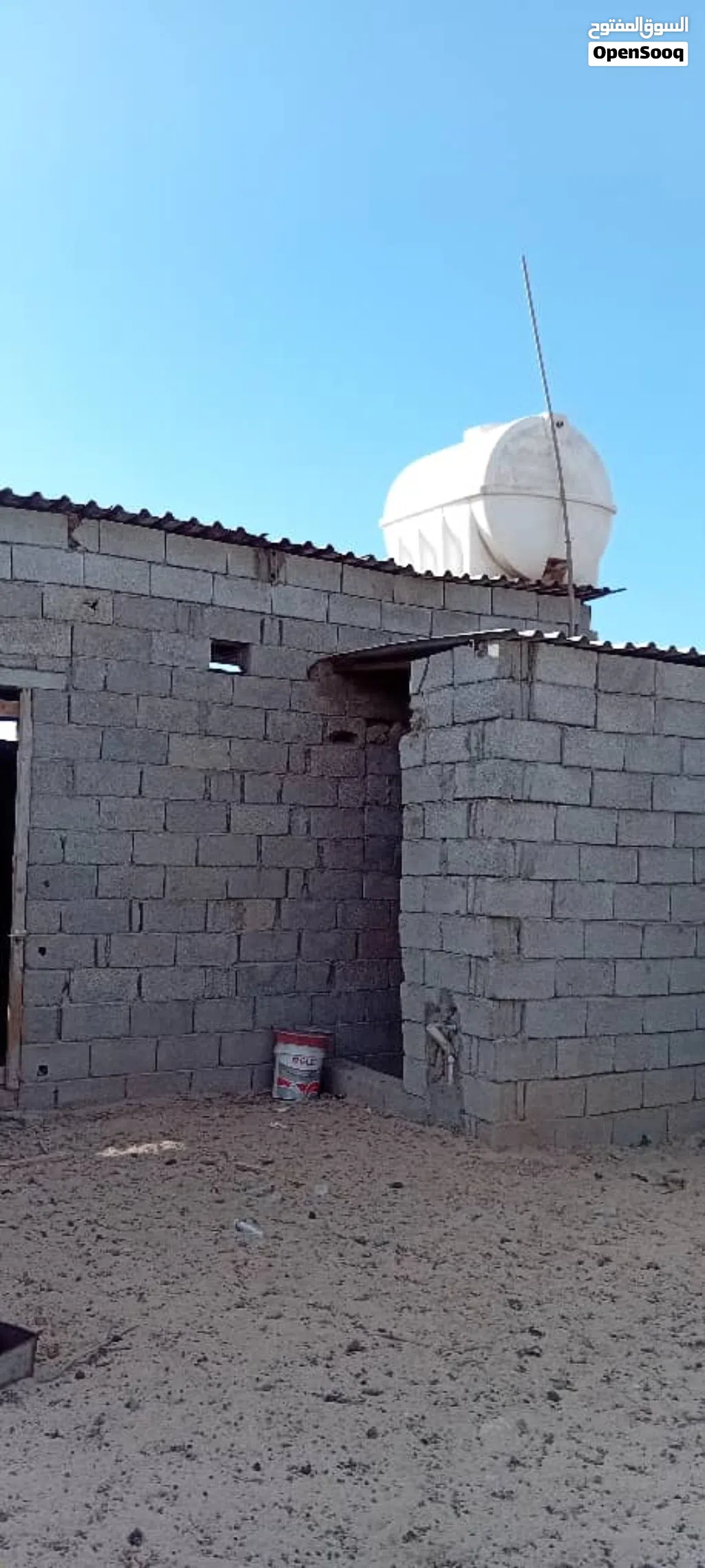 سياج به بناء مسقوف غير مكتمل