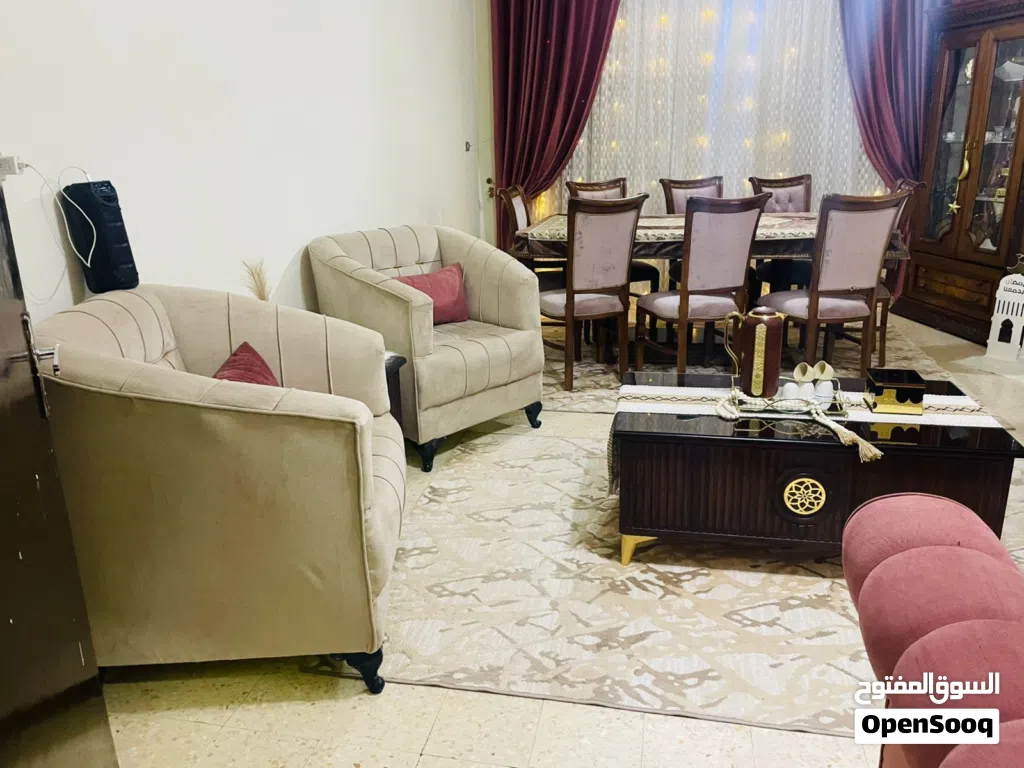 طقم كنبات لون فاخر تنجيد 100% استعمال بسيط مع طقم طربيزات فاخر لون جوزي بسبب الرحيل ممتاز جدا