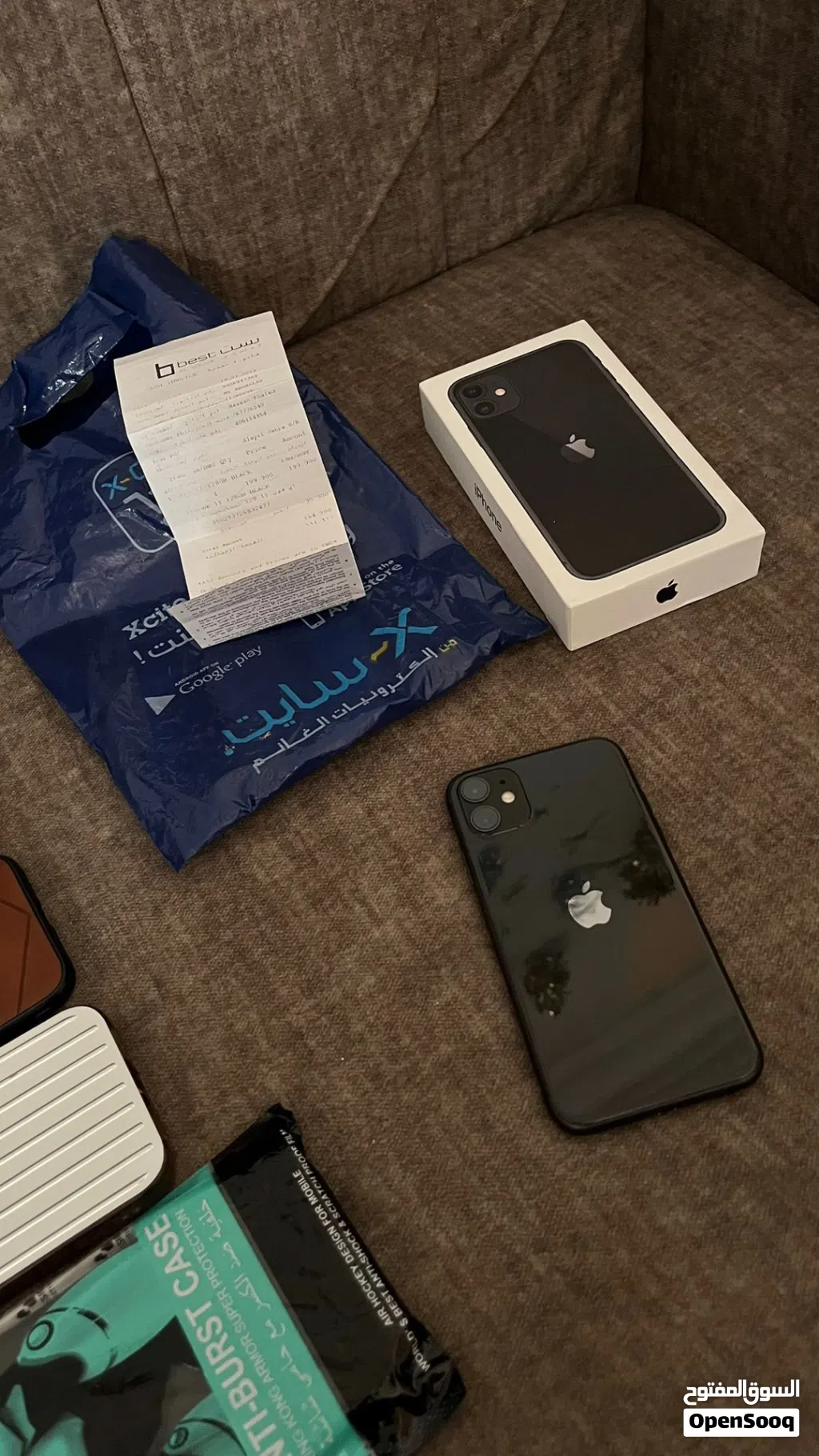 ايفون 11 مع كفرات هديه نظيف جدا 128gb