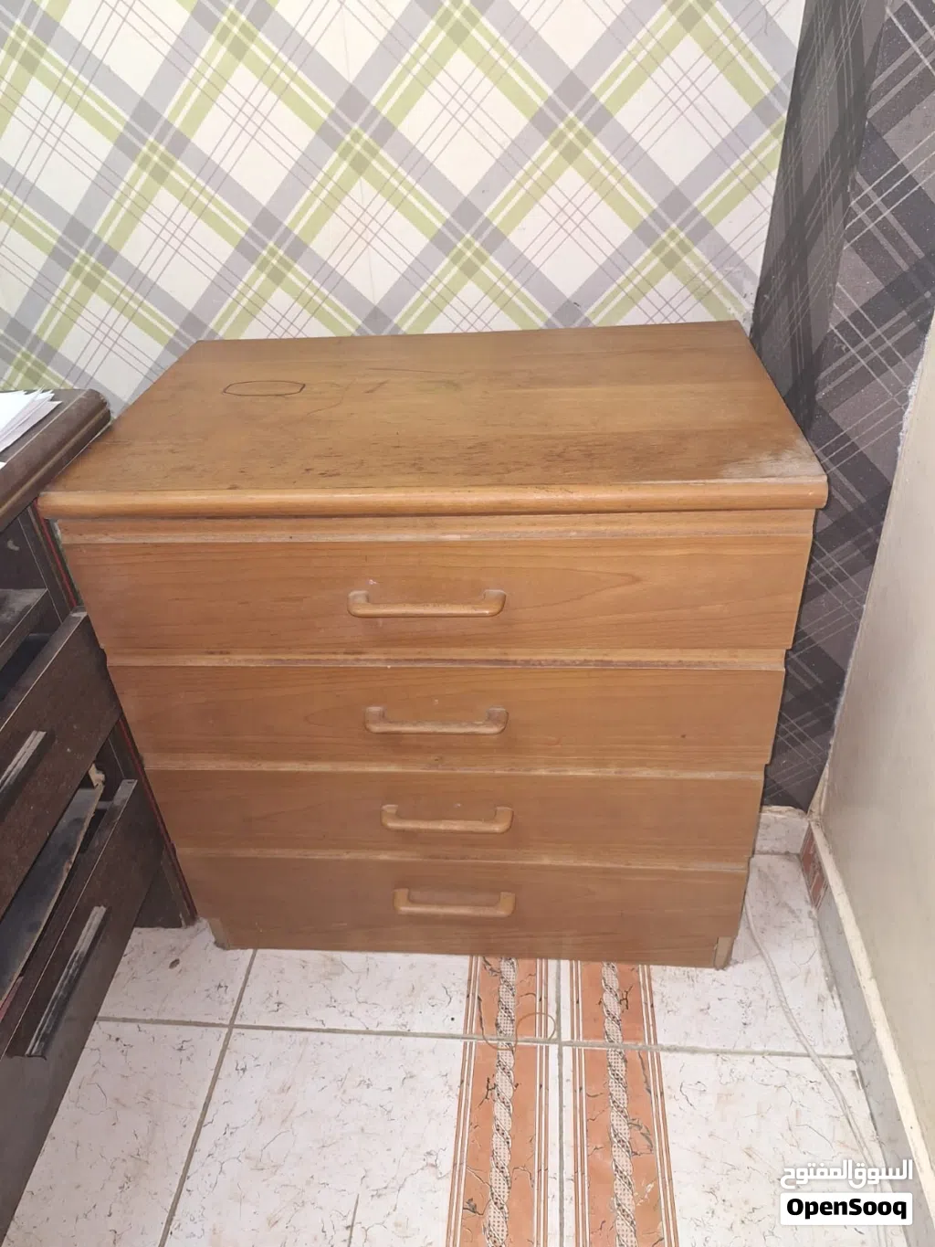 Shelving table طاوله رفوف