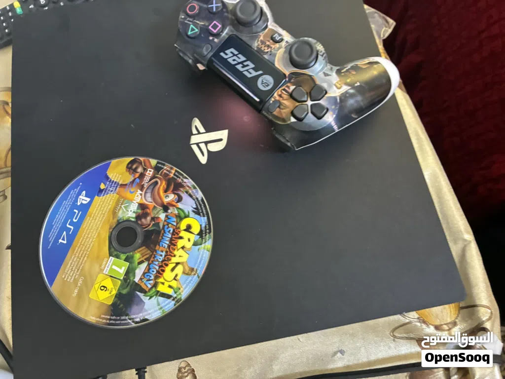 PS4 pro 1 terabyte plus controller plus cd