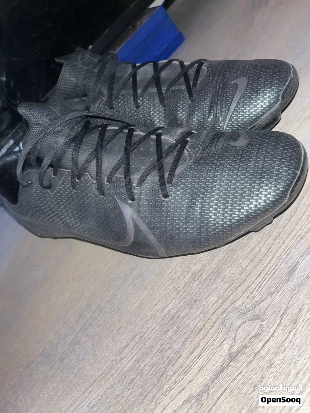 حذاء رياضي من شركة Nike أصلي مقاس 45 أوروبي 11 أمريكي والسعر قابل للتفاوض