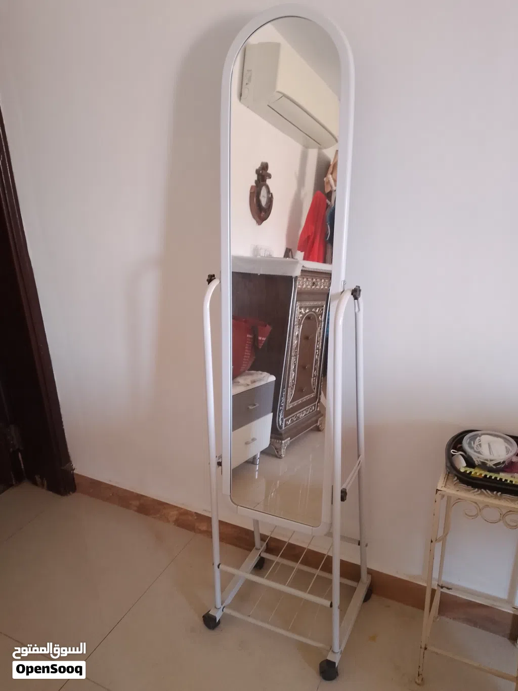 مرأة جديدة بلجيكي الصنع داخل برواز ستانلس ابيض سهلة الحركة وعجل لتسيهل الحركة ديكور واستعمال