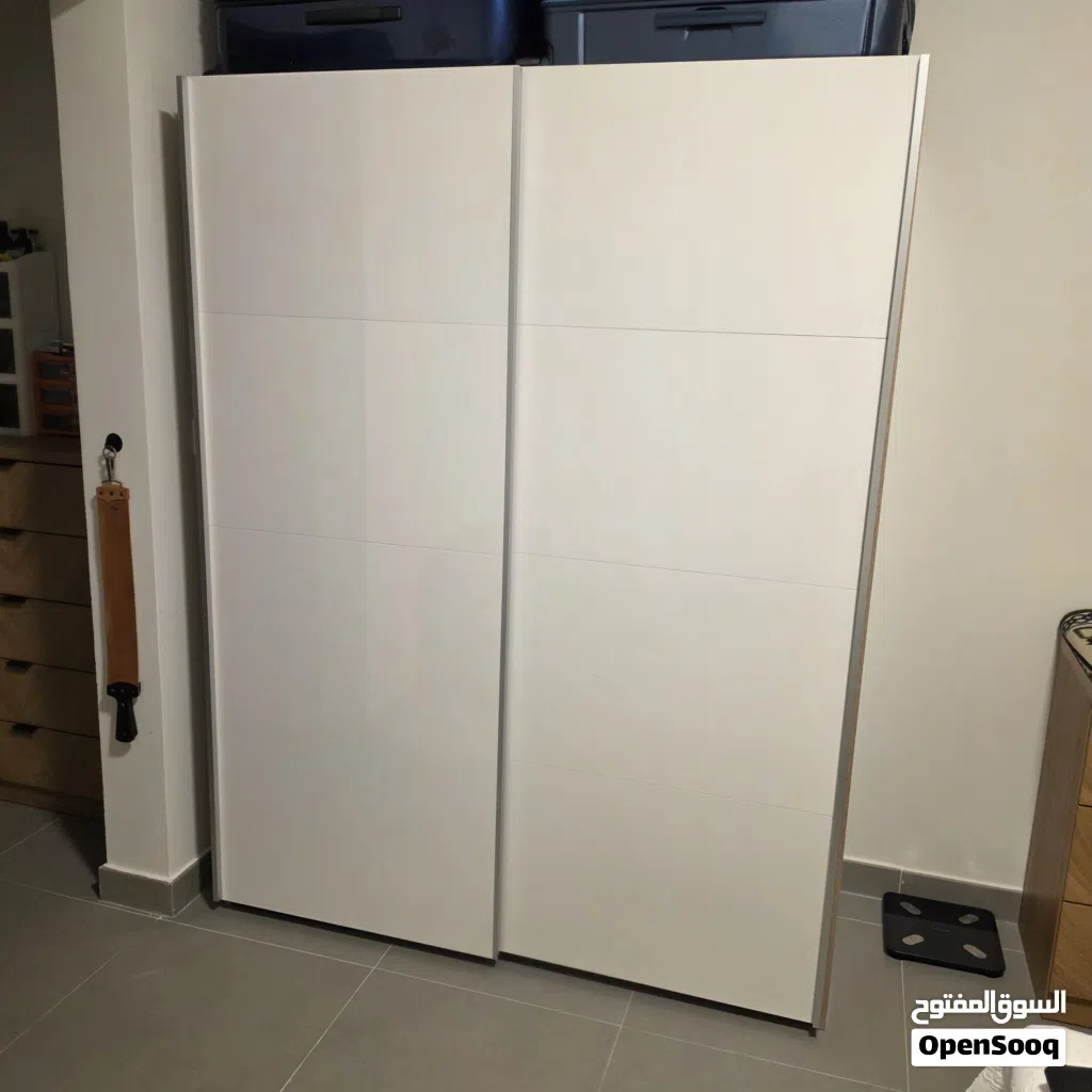 Wardrobe with sliding doors Homecenter - خزانة بأبواب جرارة من هوم سنتر