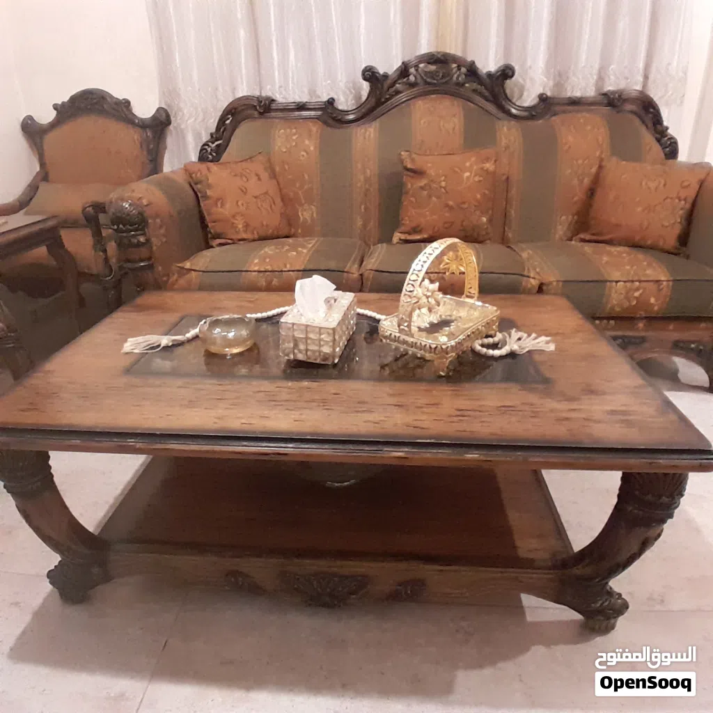 طقم كنب سبع مقاعد مع الطاولات