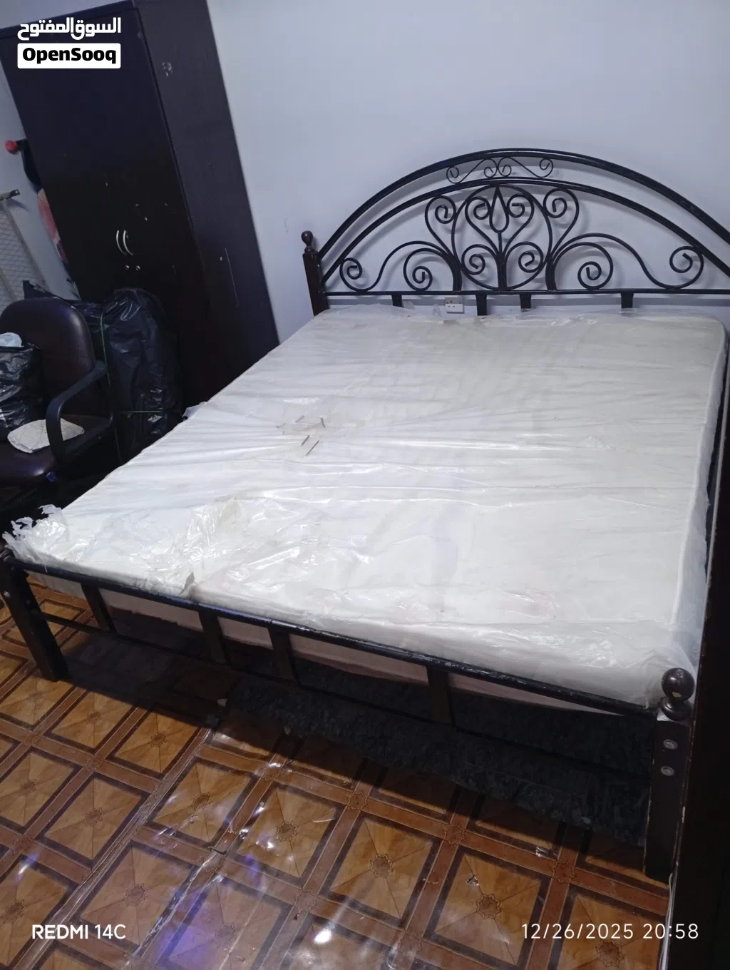 KING SIZE BED WITH MATREES GOOD CONDITION (6FEET BY 6FEET) (190x190) - SERIOUS BUYER