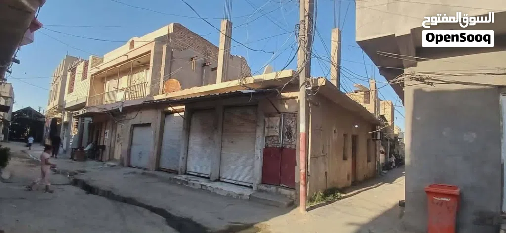 بيت مع محلات تجارية ركن
