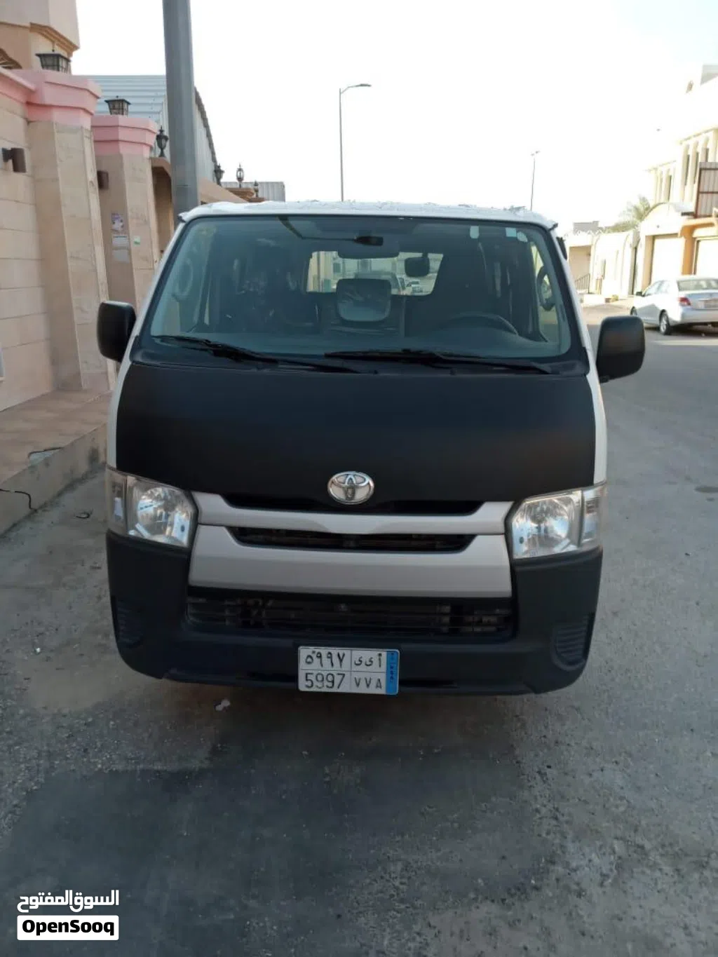باص تويوتا هايس 2015 بحالة ممتازة جداً للإيجار .