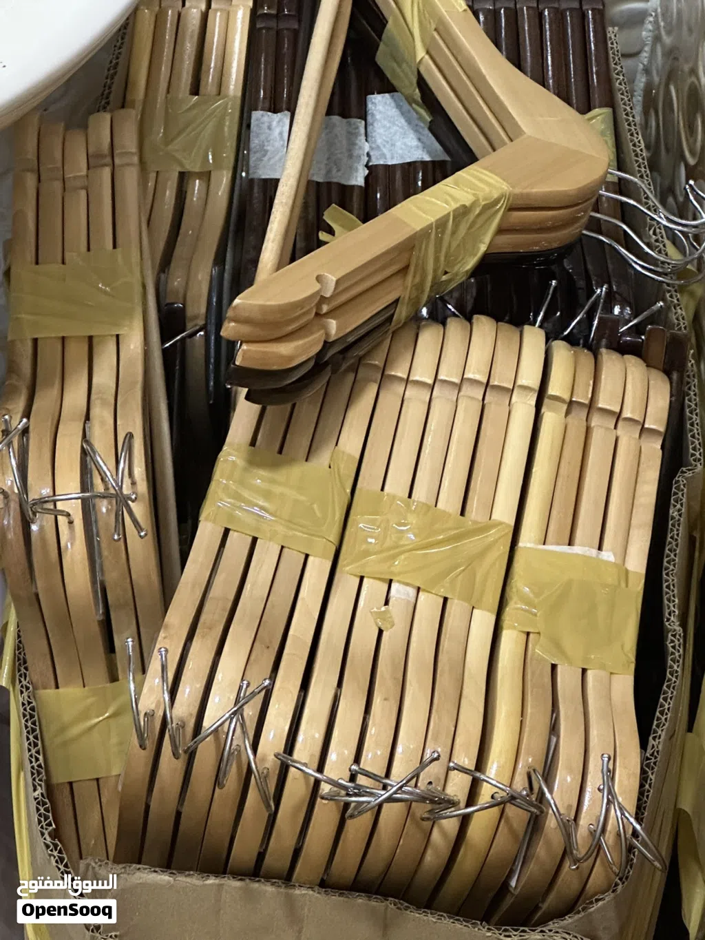 علاقة الملابس (Clothes hanger) خشبيه بالجمله او الفردي متوفره كمية كبيره