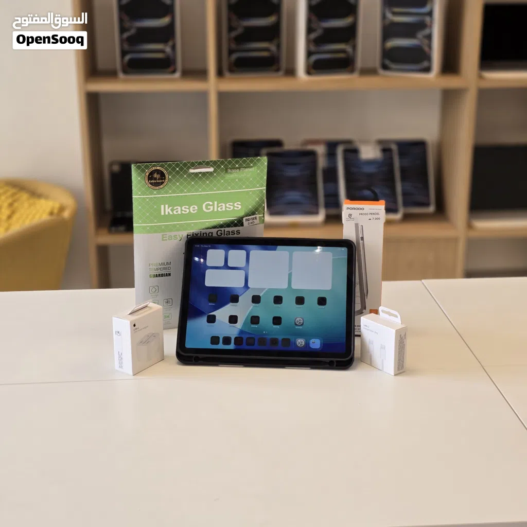 iPad Air M2 11-inch 128GB بحالة الجديد مع ملحقات