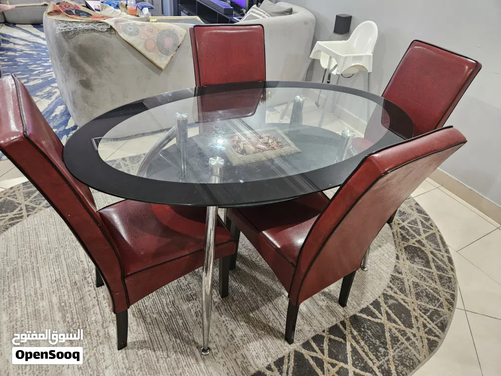طاولة طعام مع 4 كراسى