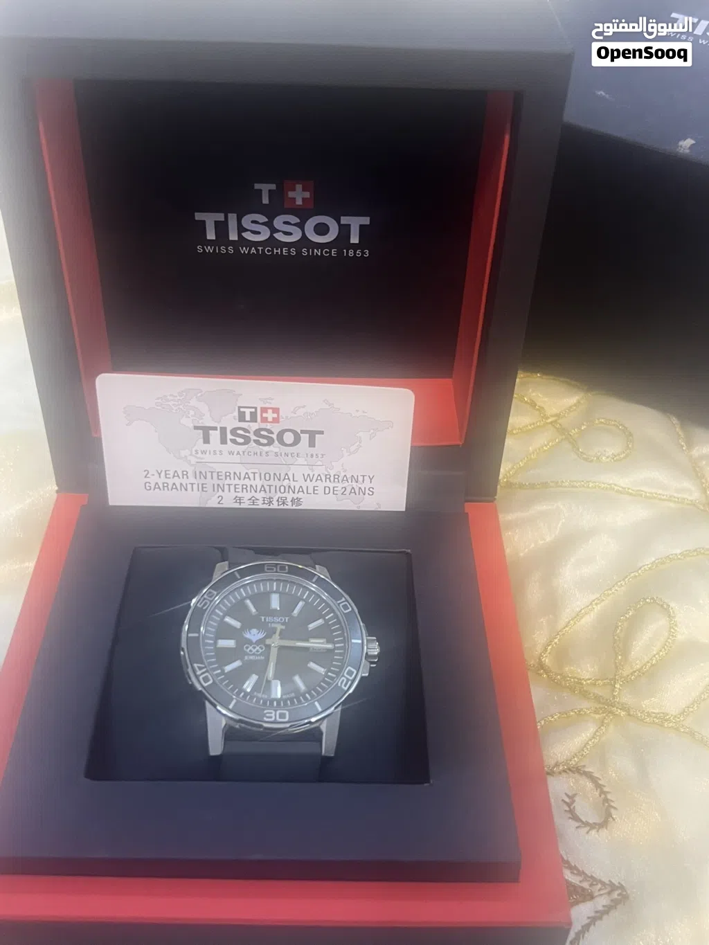 Tissot) السويسرية الفاخرة، المصممة خصيصًا لحماية وتخزين الساعات، وتتميز بشعار الشركة الشهير