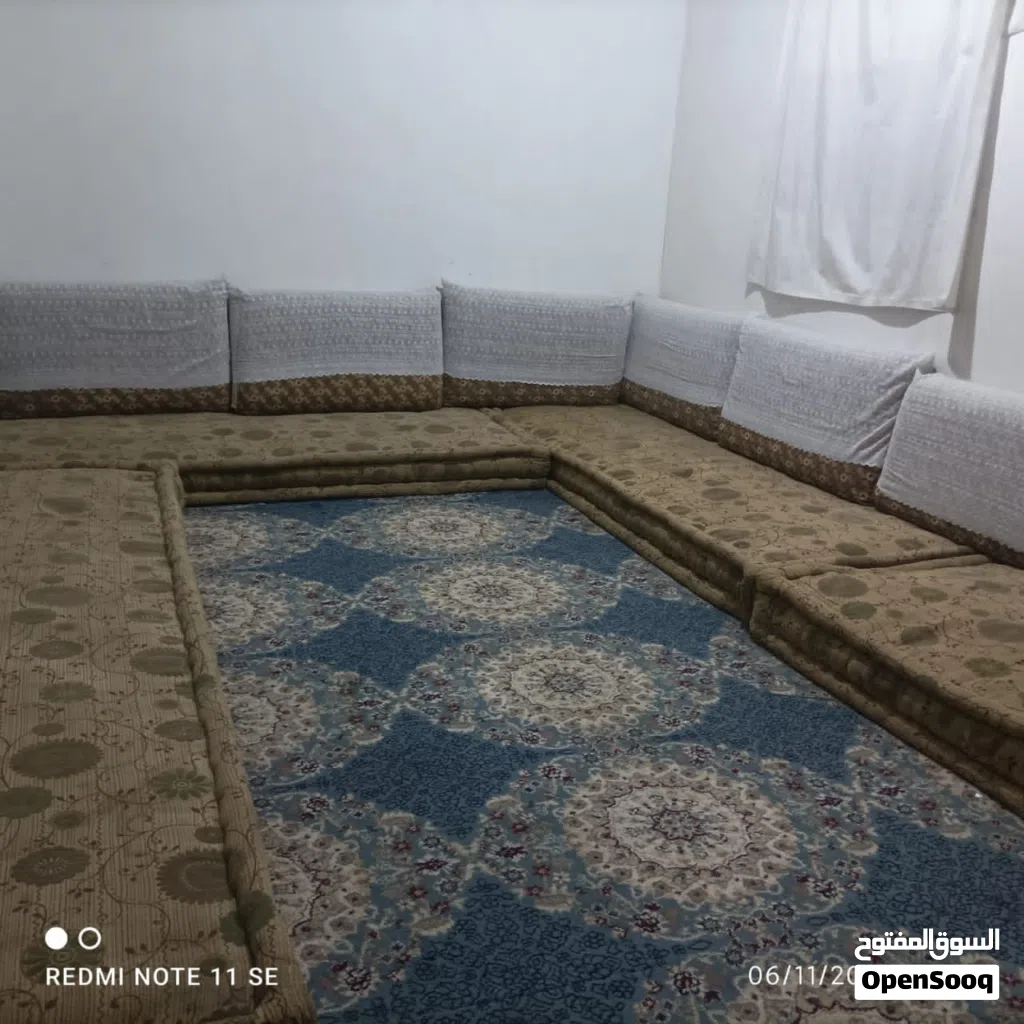 خمس جلسات سعودي شبه جديد الطول مترين لكل جلسة تعبيه مليان مع 15 مسند ظهر مع الألبسة أغطية خاصة بال