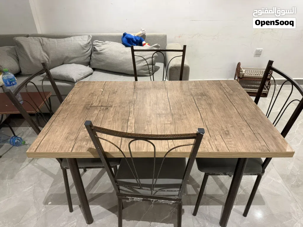 طاوله 4 كراسي ممتازه للبيع بحاله ممتازه جداا