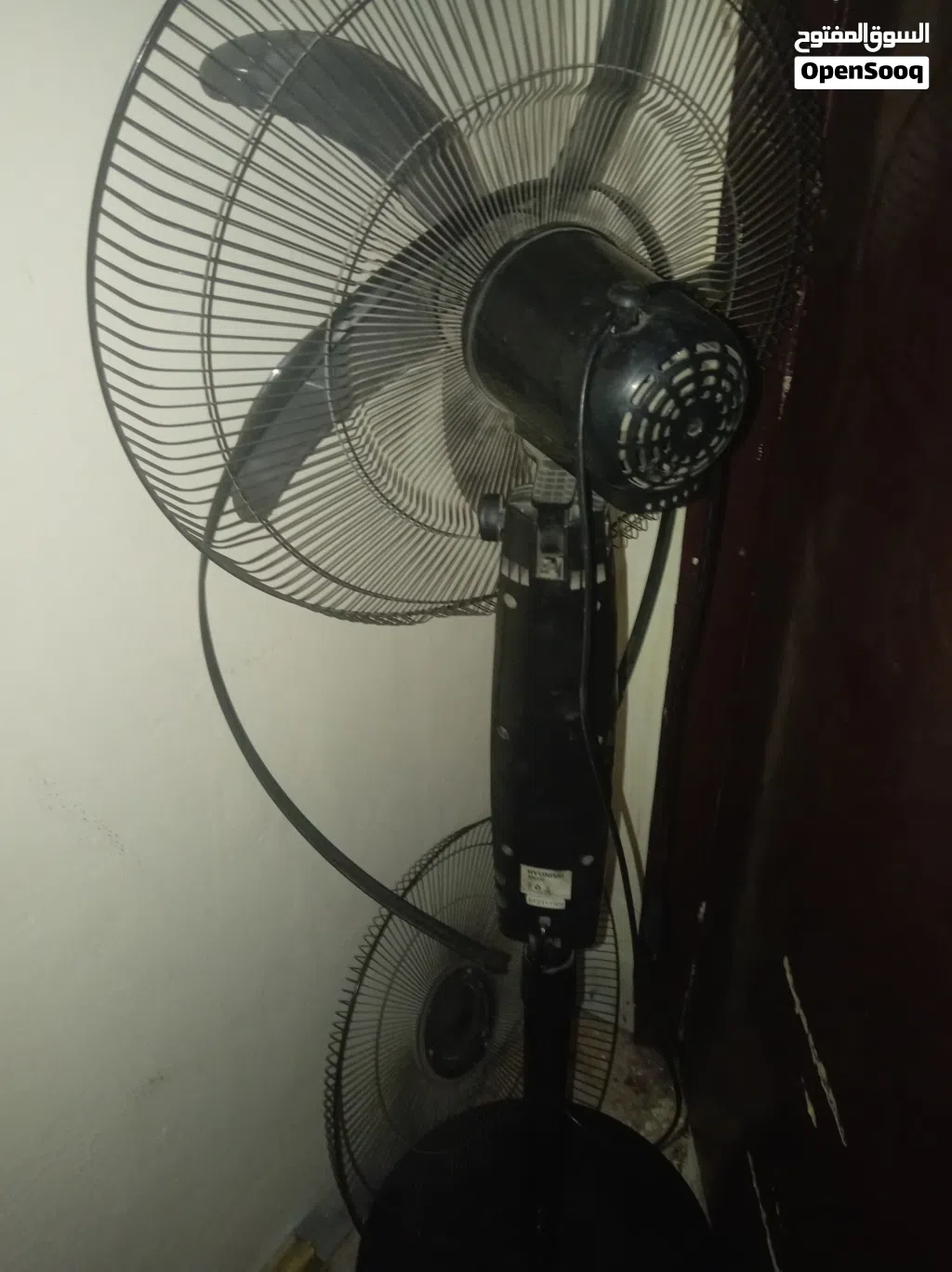 مروحات حجم كبير لون اسود وحجم صغير لون أبيض