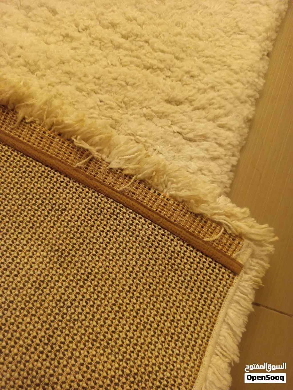 سجادة لون ابيض سميكه بحاله ممتازة المقاس 233*158