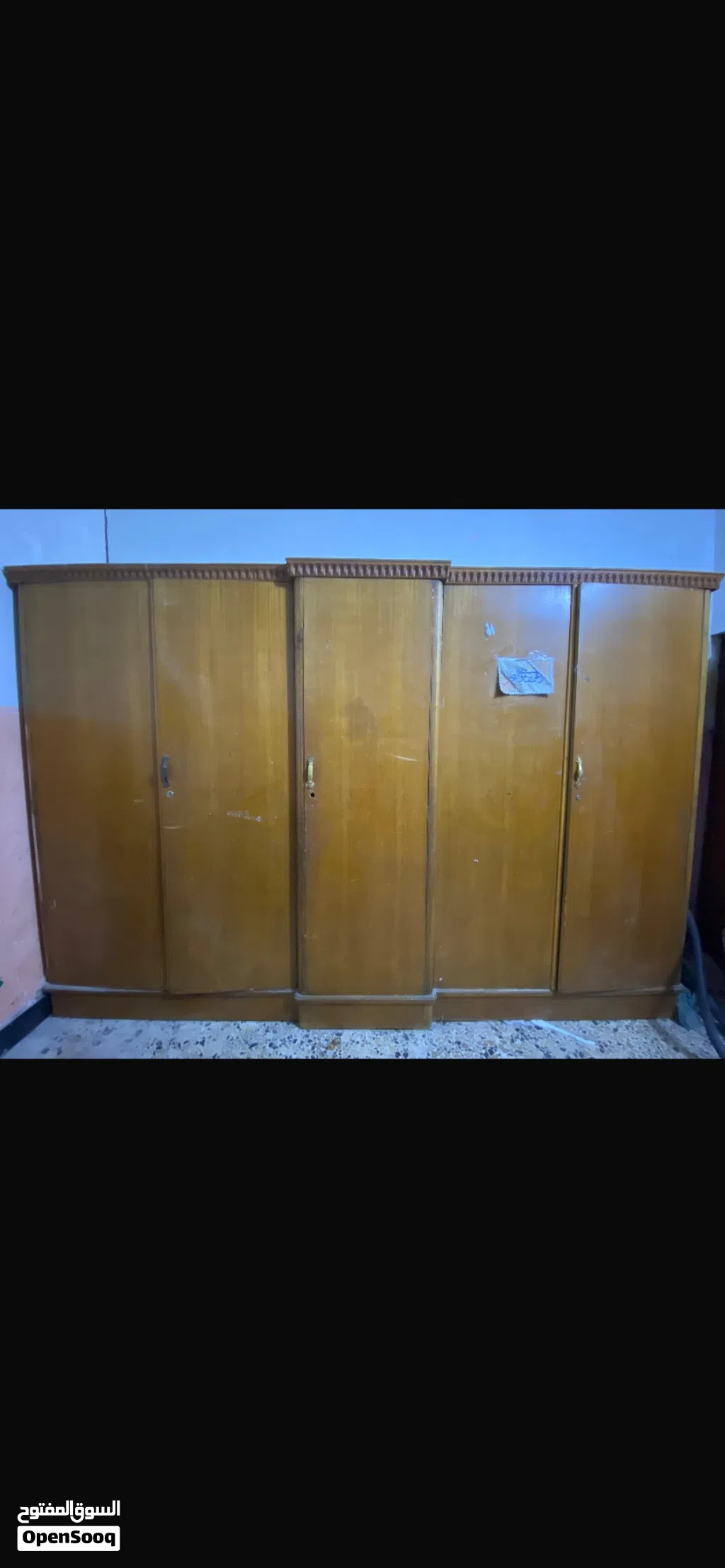 كنتور خمس بيبان صاج قوي يحتوي على رفوف يوجد فيه ضربه في الباب