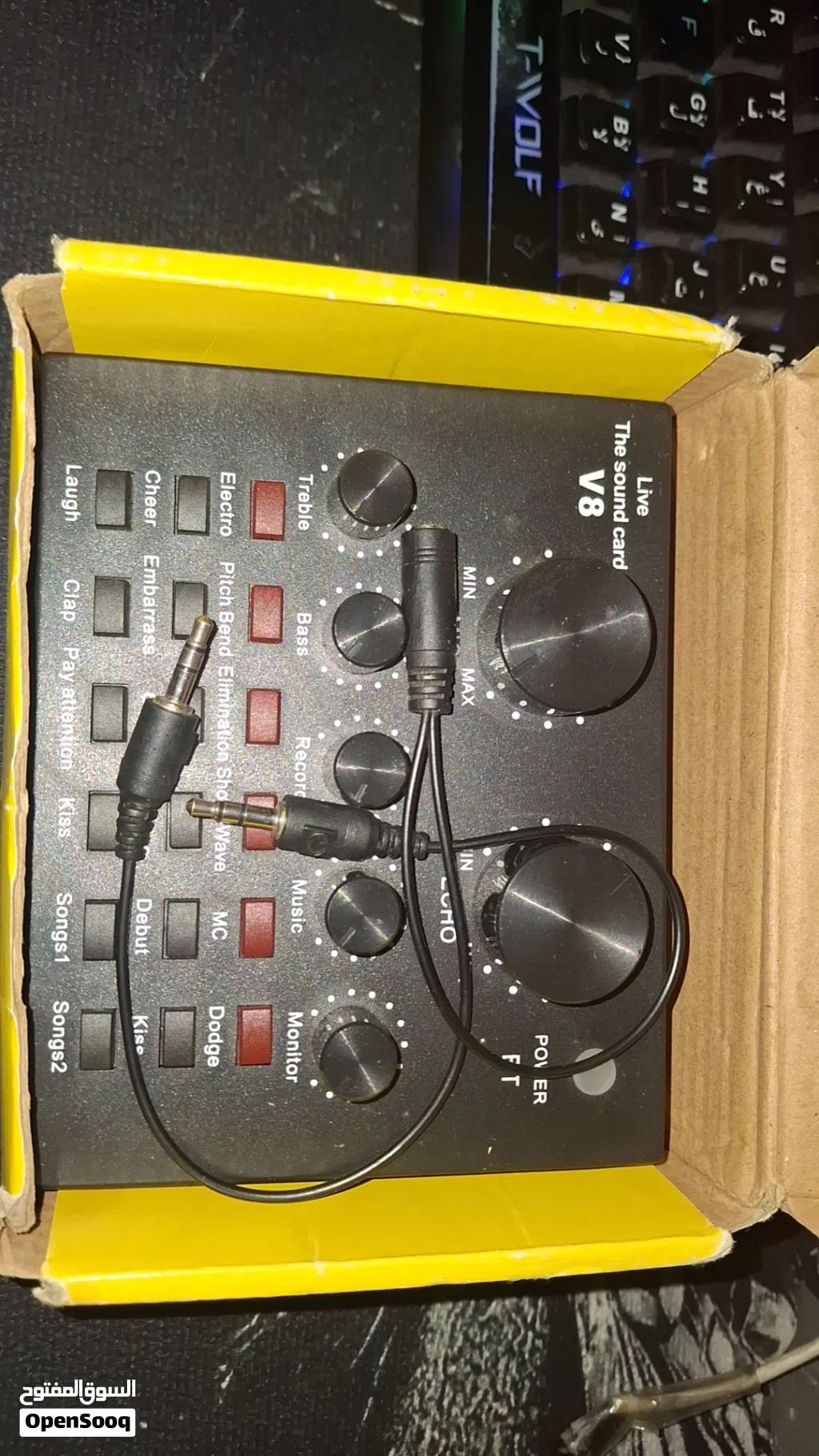 The sound card v8 للبيع بدون اي مشاكل معه اغراضه 10د للتواصل