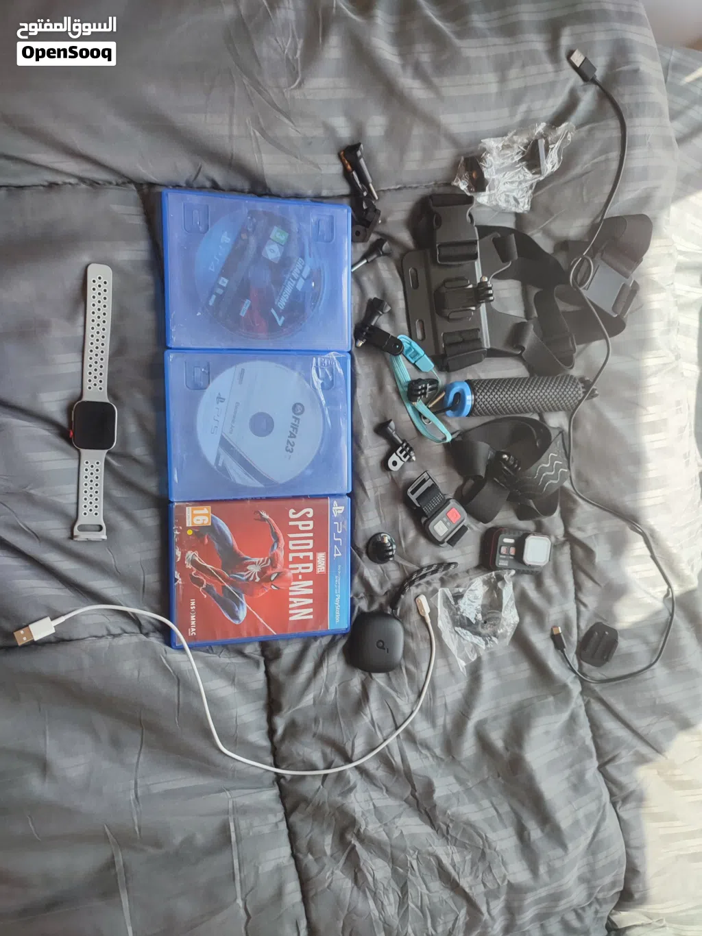 camera and Hawaii fit 3 and sondcore 7 Cd fifa23 Grand trismo 7 and spider man 1