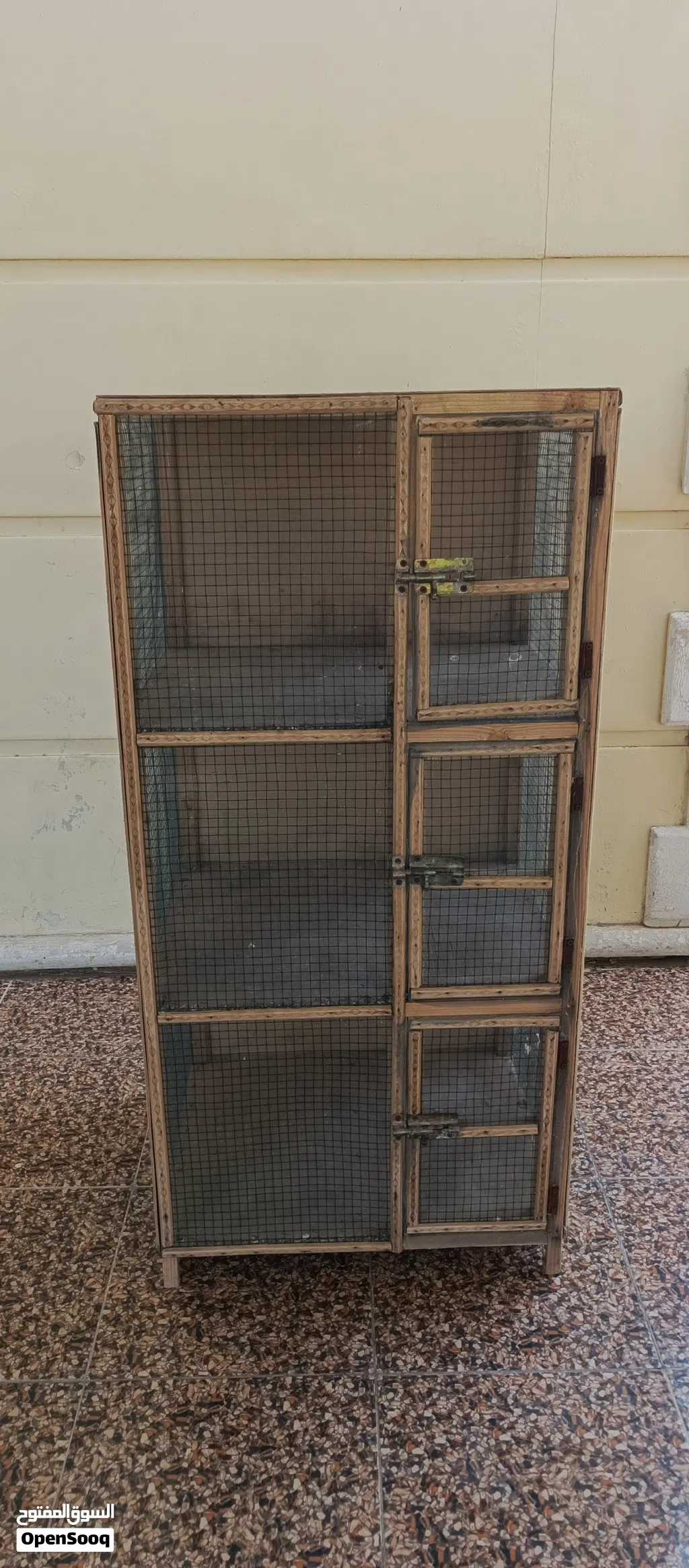 قفص خانات للبيع نضيف وحلو ومرتب وبي ديكورات السعر 50 وبي مجال ويه هديه عشوش حلات مال حمام مكاني البص