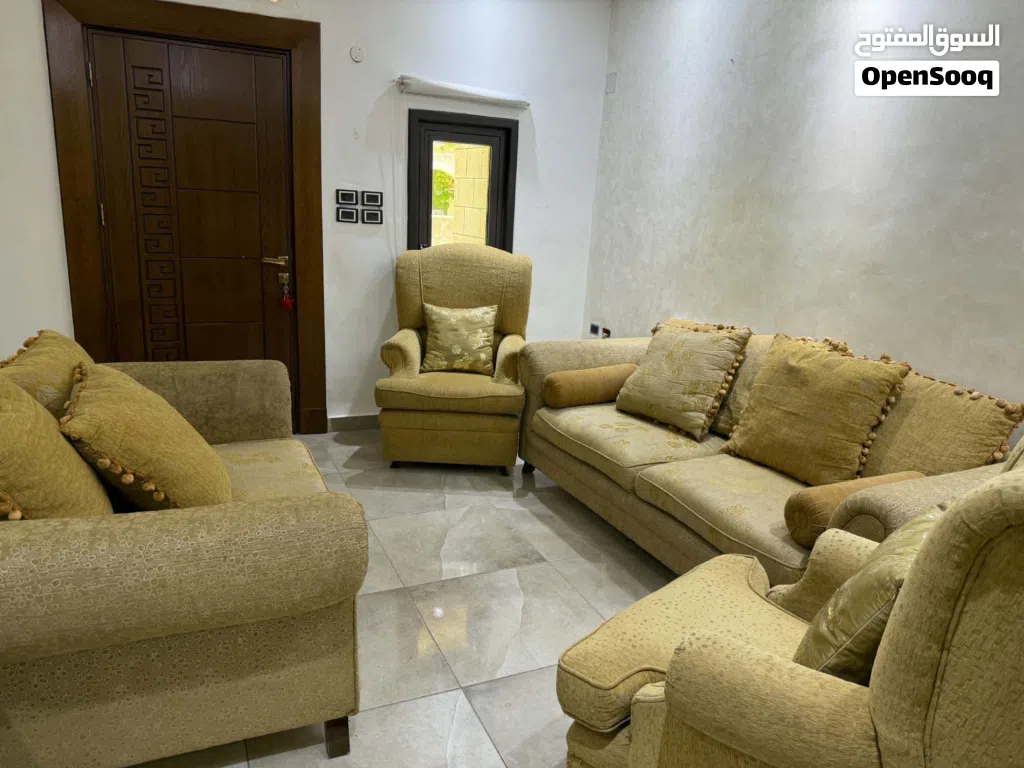 طقم كنب بحالة ممتازه للبيع بسعر150