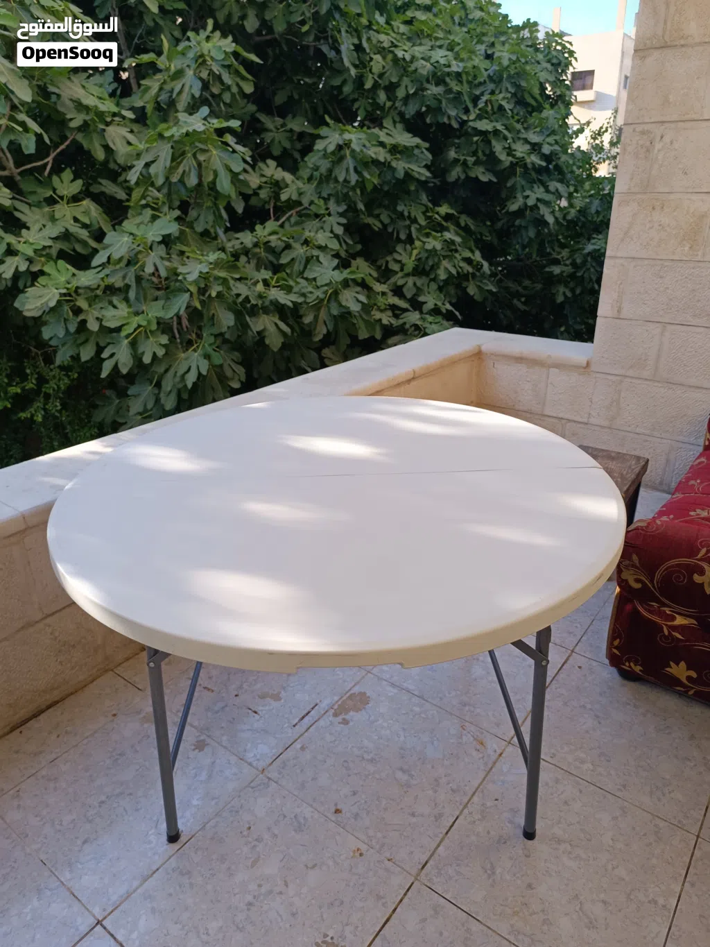 طاولة رحلات وعزائم دائرية (تطوي حقيبة) بحالة ممتازة جداً - قطر 121 سم