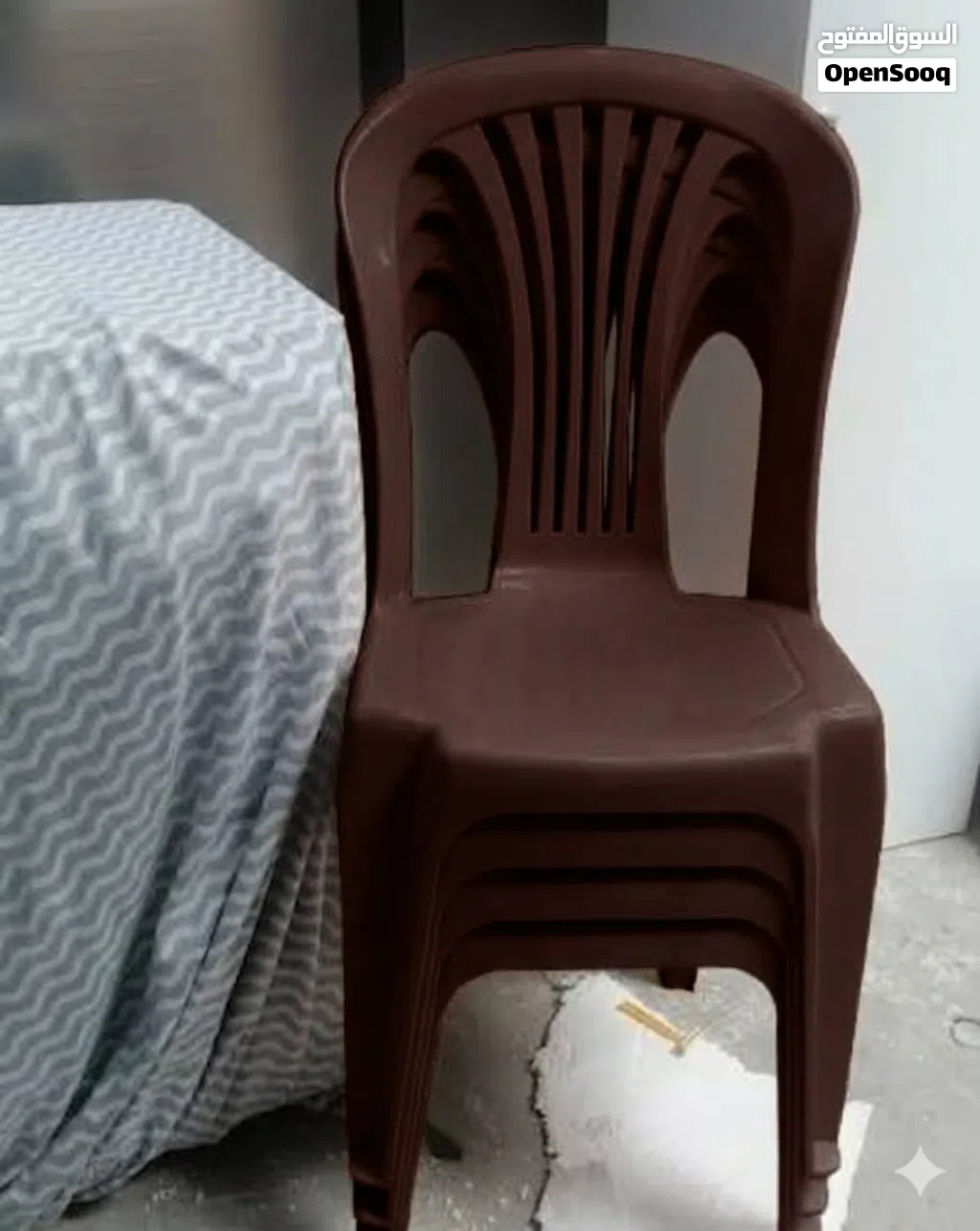 طاوله كبيرة مع 5 كراسي بلاستيك الساحوري