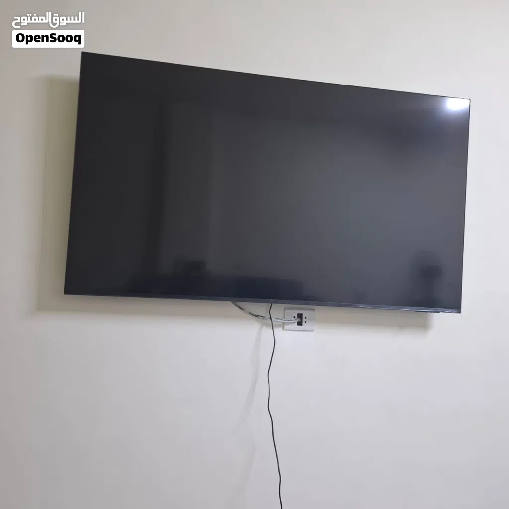 شاشة سامسونج 65 بوصة كريستال uhd طراز u8000f مكسورة الشاشة من الخارج استعمال عشرة أيام فقط