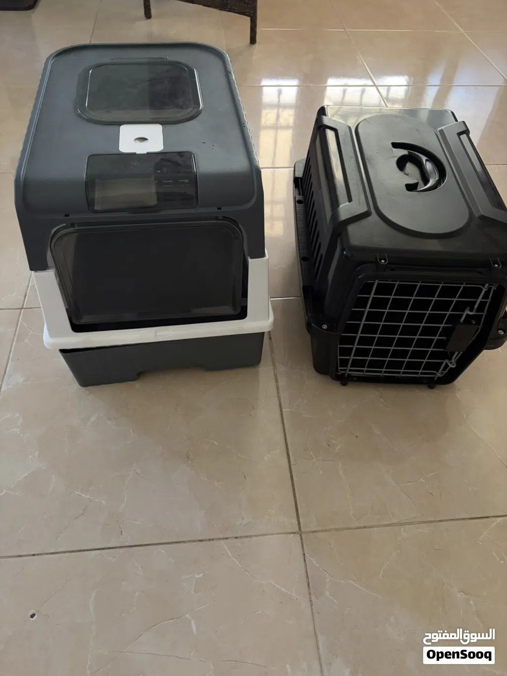 للبيع * قفص نقل قطط/حيوانات أليفة بحالة جيدة. * بيت رمل (حمام) للقطط مغلق مع باب.