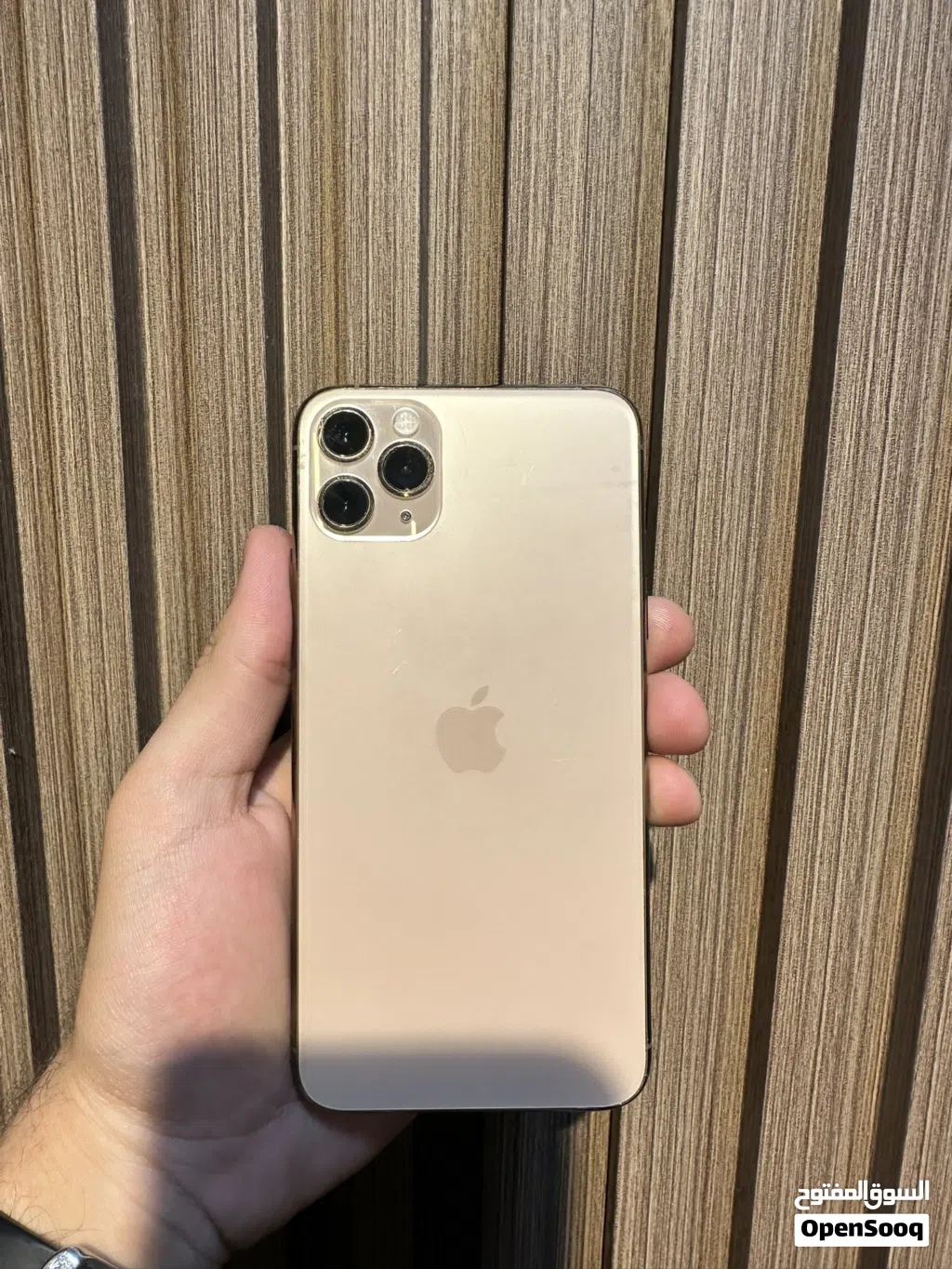 iPhone 11 Pro Max 256g بحالة ممتازة كفالة استرداد نقدي نظيف جداً مع هديه كفر و لزقه و شاحن